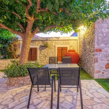 Thymele Stone House Habitación en casa particular Ligourio